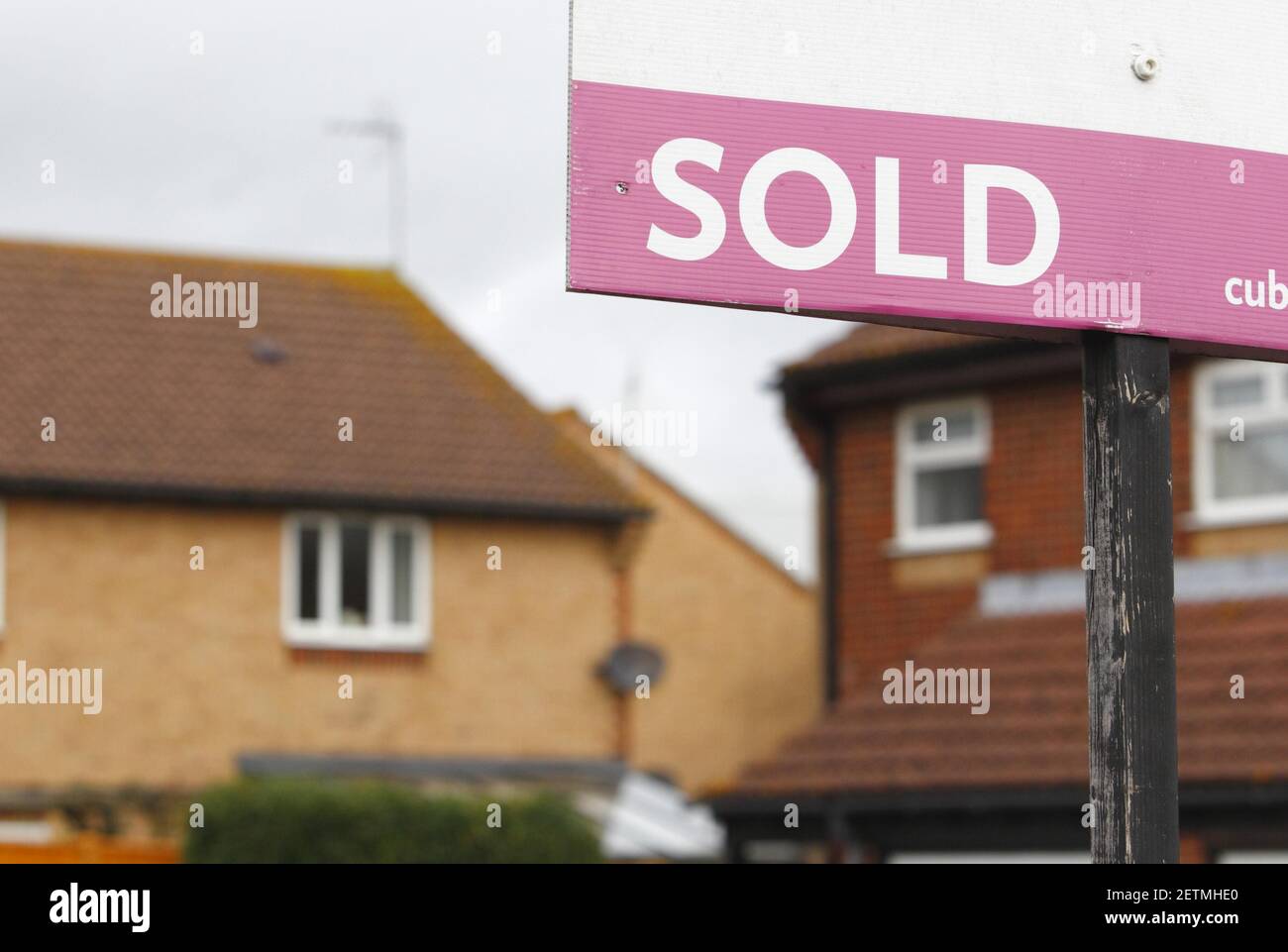 Foto del archivo con fecha 02/10/12 del signo vendido de un agente inmobiliario fuera de una propiedad. El precio medio de la vivienda en el Reino Unido alcanzó un nuevo récord de £231,068 en febrero, según un índice. Fecha de emisión: Martes 2 de marzo de 2021. Foto de stock