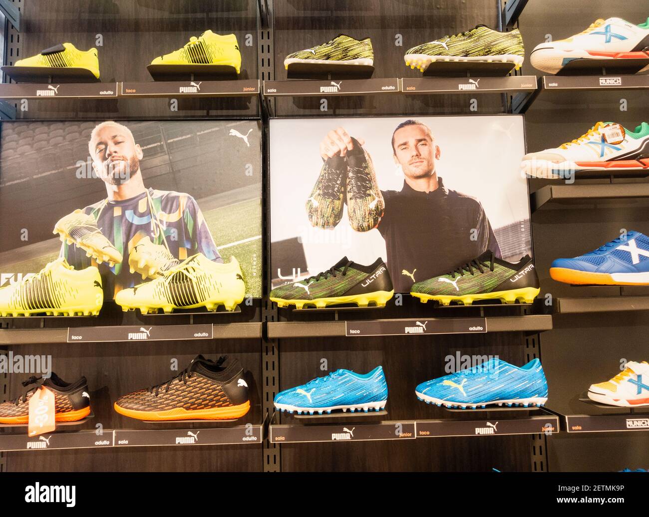 de botas de fútbol Puma, tienda de exhibición con imágenes de futbolistas patrocinados, Neymar Antoine Griezmann Fotografía de stock - Alamy