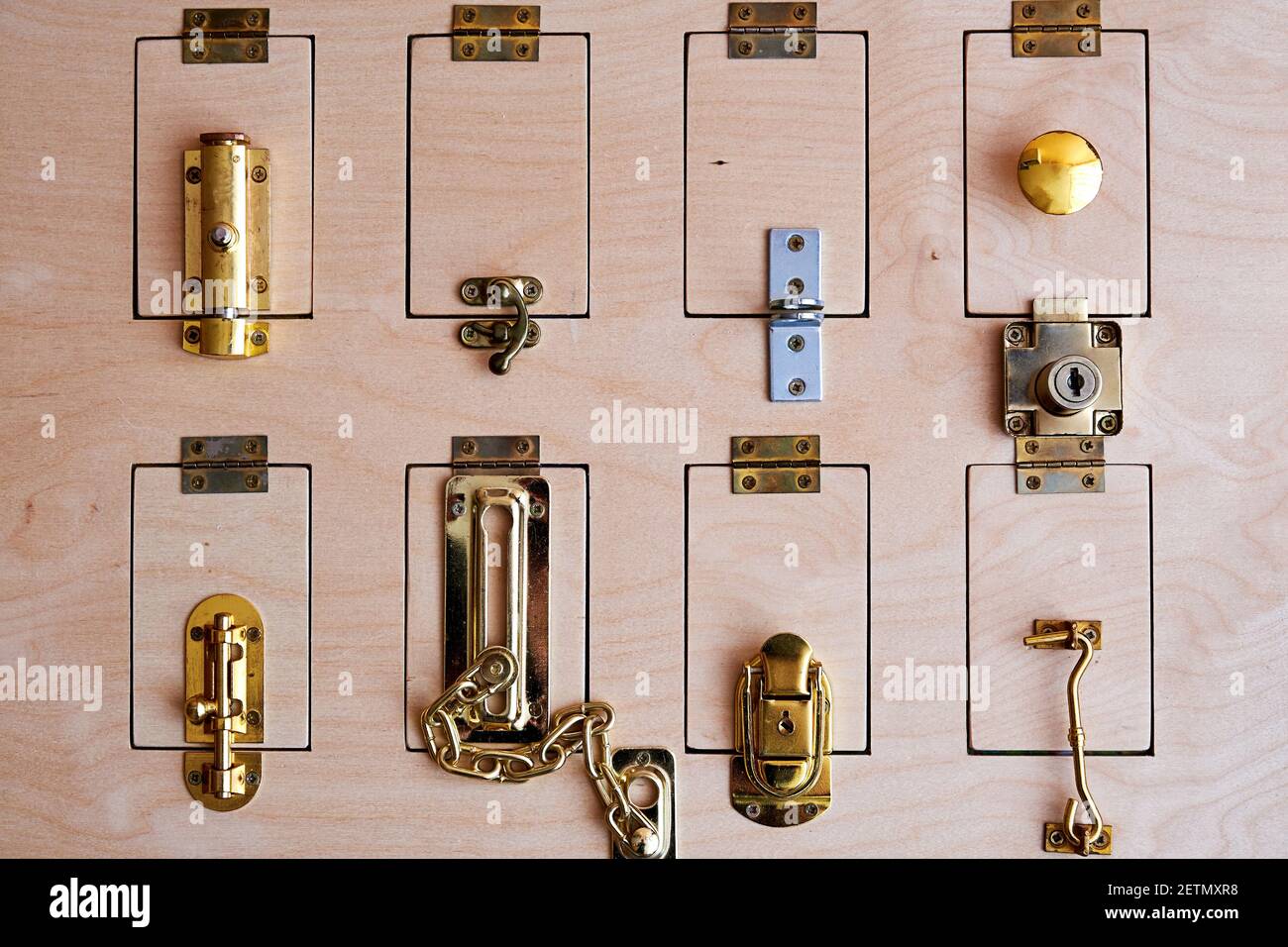Muchas cerraduras diferentes en la puerta de madera. Soporte con tipos de  sistemas de seguridad Fotografía de stock - Alamy
