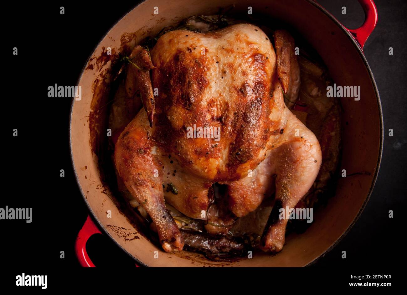pollo entero asado en limoncillo y leche de coco, horno holandés Fotografía  de stock - Alamy