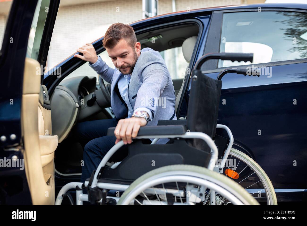 Desde el asiento del conductor hasta la silla de ruedas es todo un reto un  hombre discapacitado Fotografía de stock - Alamy