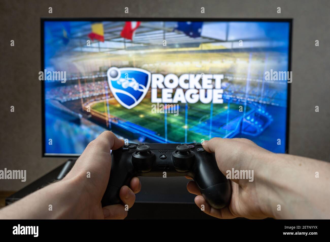 Videojuegos de punto de vista. Jugar a videojuegos en PlayStation. Rocket  League Fotografía de stock - Alamy