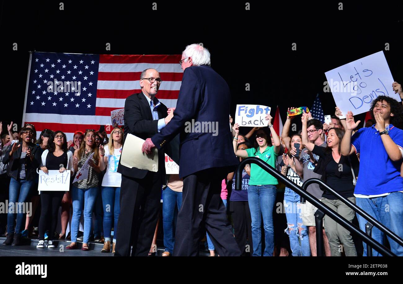 MIAMI, FL - ABRIL 19: El Presidente del DNC Tom Pérez (L) sacude la mano  del Senador Bernie Sanders (I-VT) mientras lo presenta para hablar durante  su gira 'Come Together and Fight