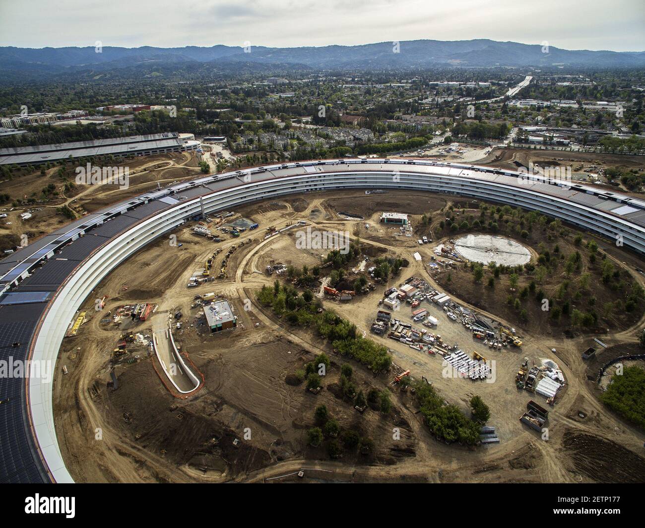 Una vista aérea de Apple Campus 2 es capturada de un dron en Cupertino, California, el 15 de abril de 2017. (Foto de Lipo Ching/Bay Area News Group/TNS) *** por favor use crédito del campo de crédito *** Foto de stock