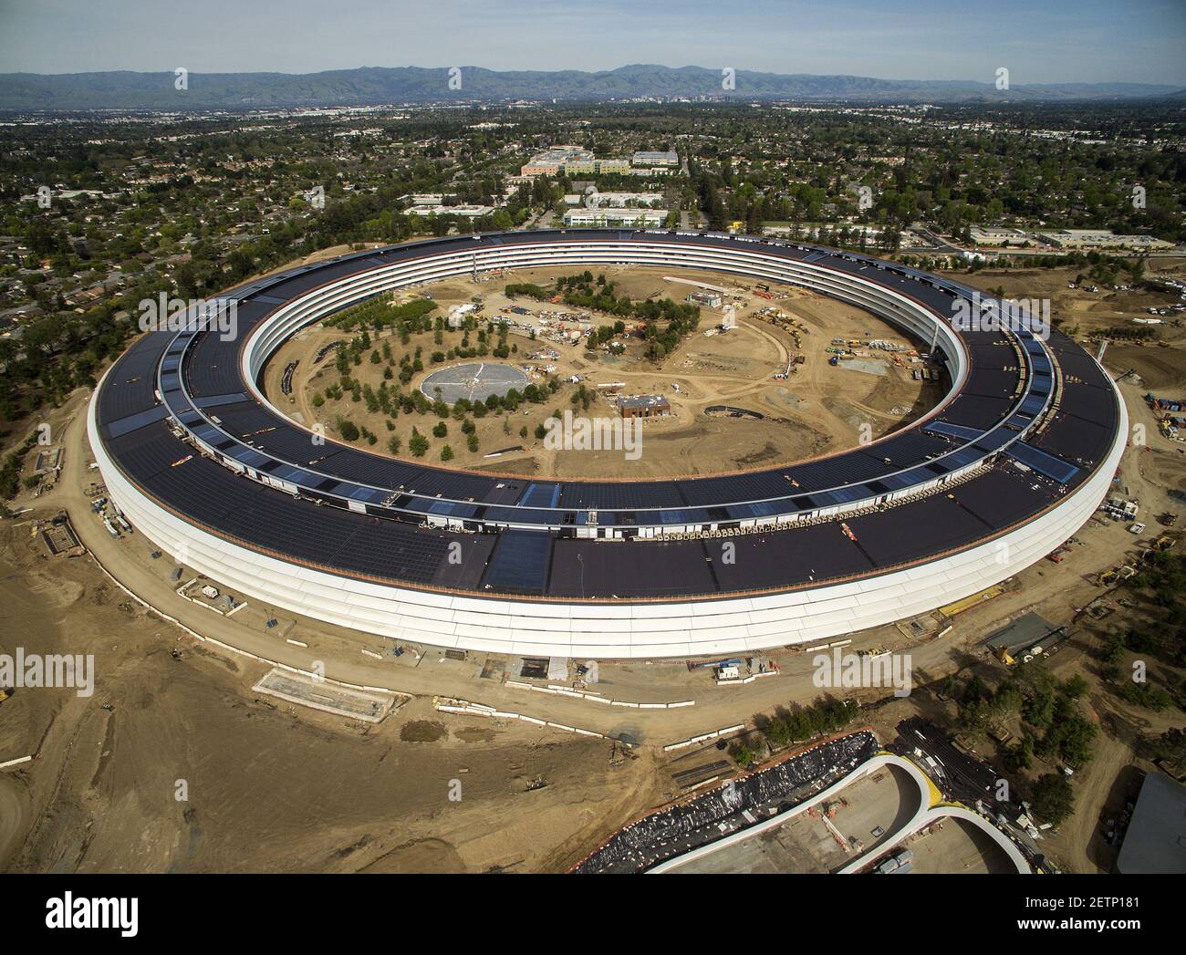 Una vista aérea de Apple Campus 2 es capturada de un dron en Cupertino, California, el 15 de abril de 2017. (Foto de Lipo Ching/Bay Area News Group/TNS) *** por favor use crédito del campo de crédito *** Foto de stock