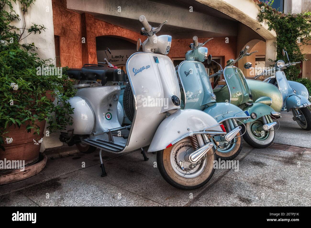 PORTO CERVO, ITALIA - 15 de julio de 2016: Porto Cervo, Italia - 29 de  junio de 2016: Piaggio Vespa Vespa Vespa motor Vesper moto moto Fotografía  de stock - Alamy