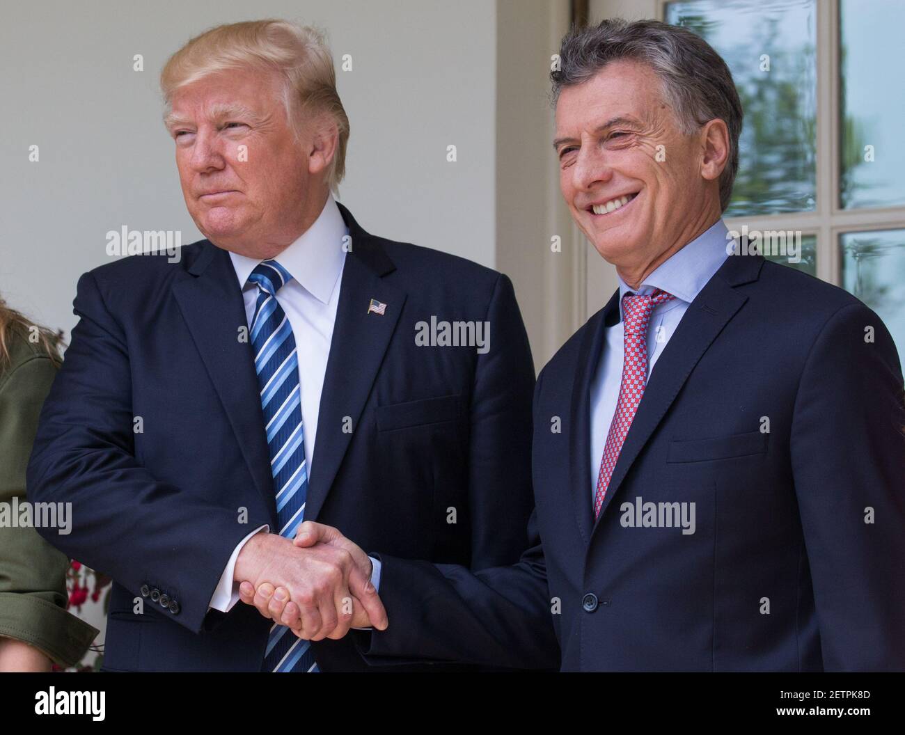 (l-r), el presidente Donald Trump y el presidente Mauricio Macri se estrecharon las manos en la columnata del ala oeste de la Casa Blanca, el jueves 27 de abril de 2017. (Foto de Cheriss Mayo) *** por favor use crédito del campo de crédito *** Foto de stock