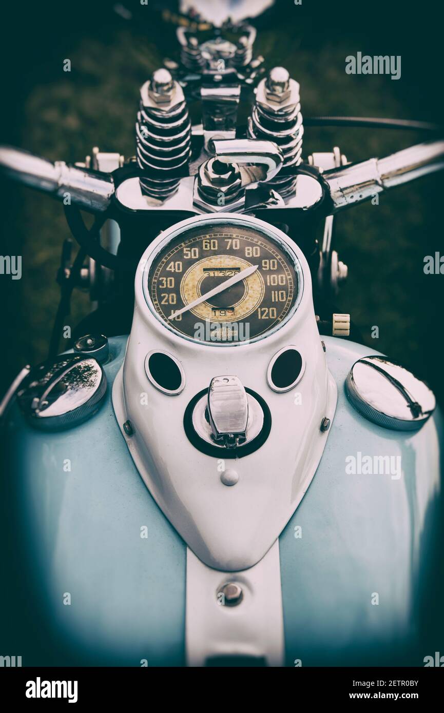 Vintage Harley Davidson WL45 motocicleta. Filtro retro aplicado Fotografía  de stock - Alamy