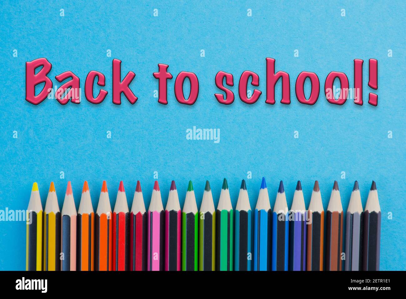 Lápices de colores en una fila, encima del texto en inglés: Volver a la  escuela Fotografía de stock - Alamy