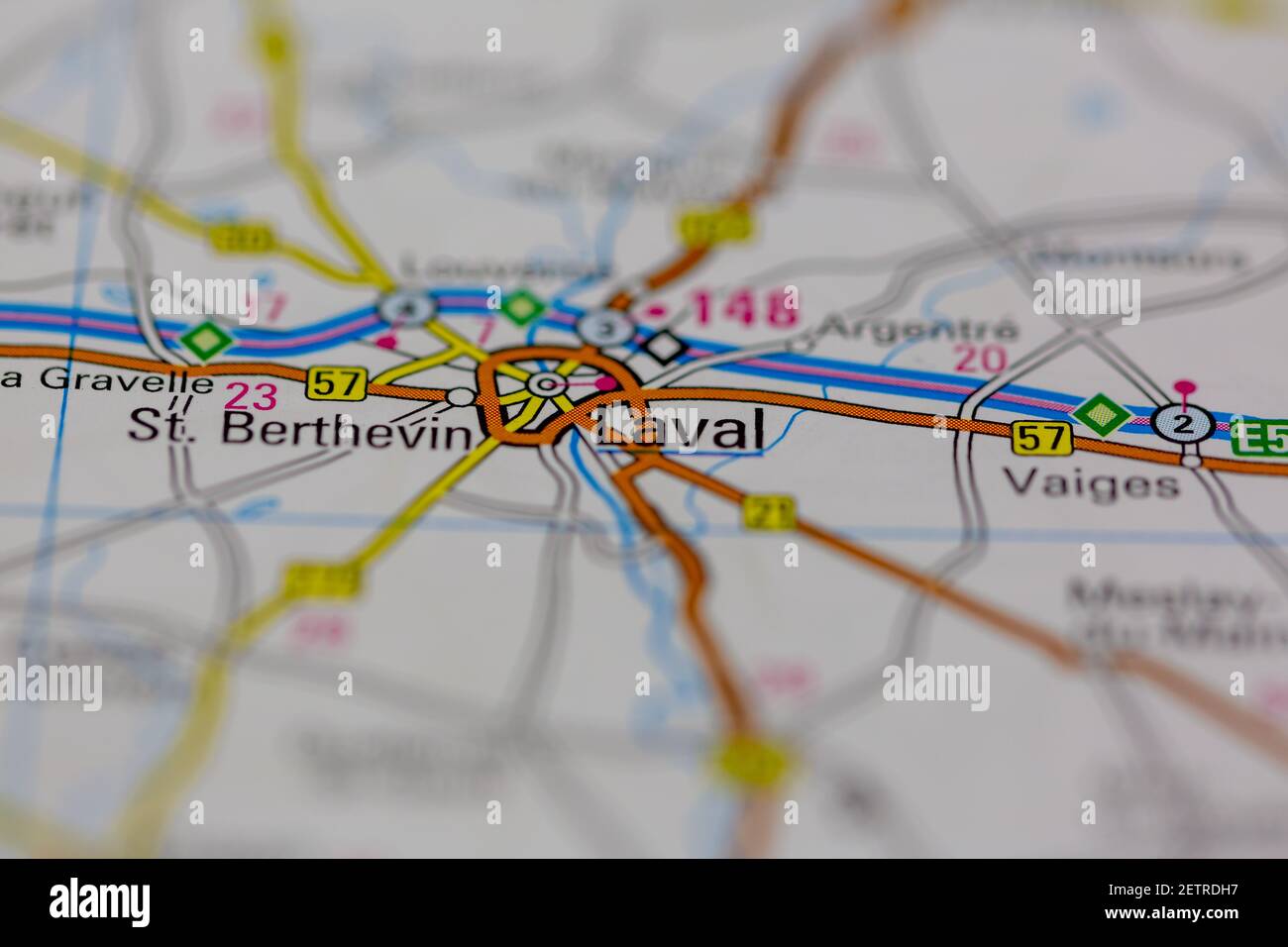 Laval se muestra en un mapa de carreteras o mapa geográfico y. atlas