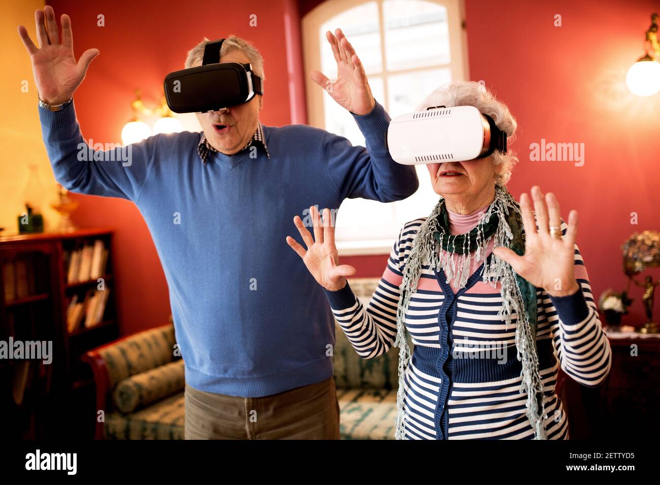 Una pareja de adultos mayores con gafas de realidad virtual en casa  Fotografía de stock - Alamy