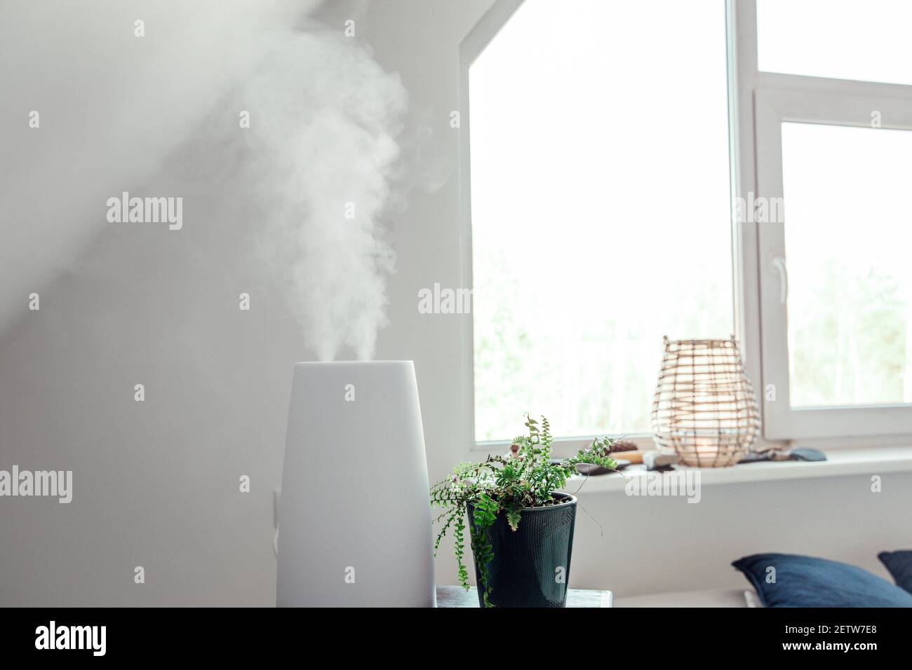 El humidificador añade agua al aire hirviendo agua en el vapor. Reduce el aire seco y el ambiente sano del hogar, lo que puede ayudar a aliviar la congestión nasal. Foto de stock