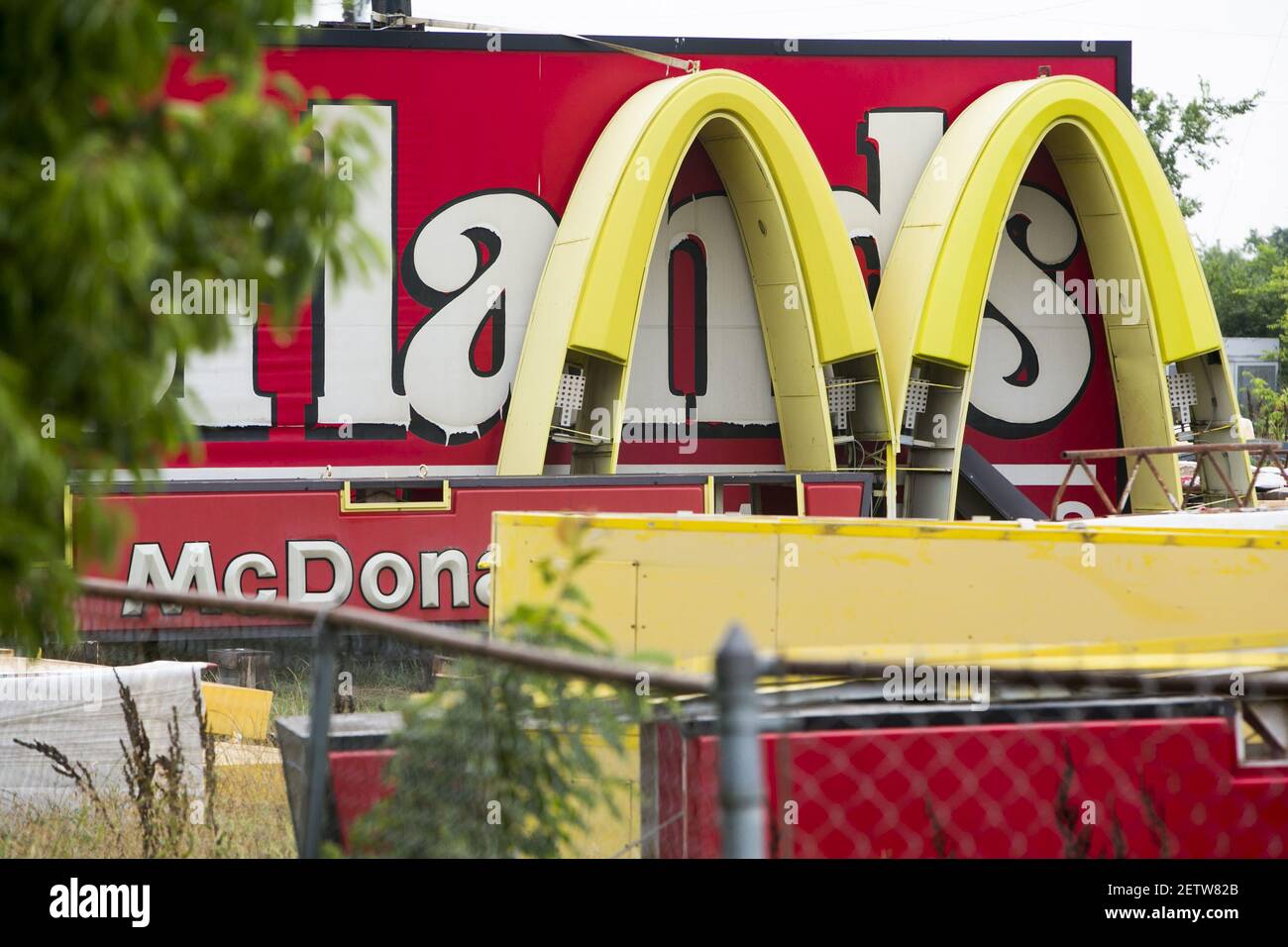 Un cartel con el logotipo de un restaurante de comida rápida McDonald's