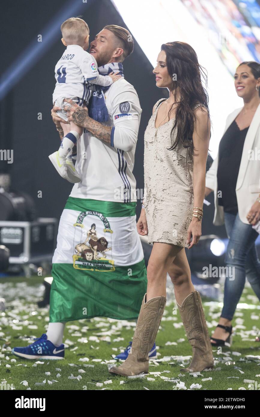 Real Madrid Sergio Ramos con su novia Pilar Rubio y sus hijos durante la  celebración del XIII Campeonato de la UEFA en el Estadio Santiago Bernabeu  de Madrid, 04 de junio de