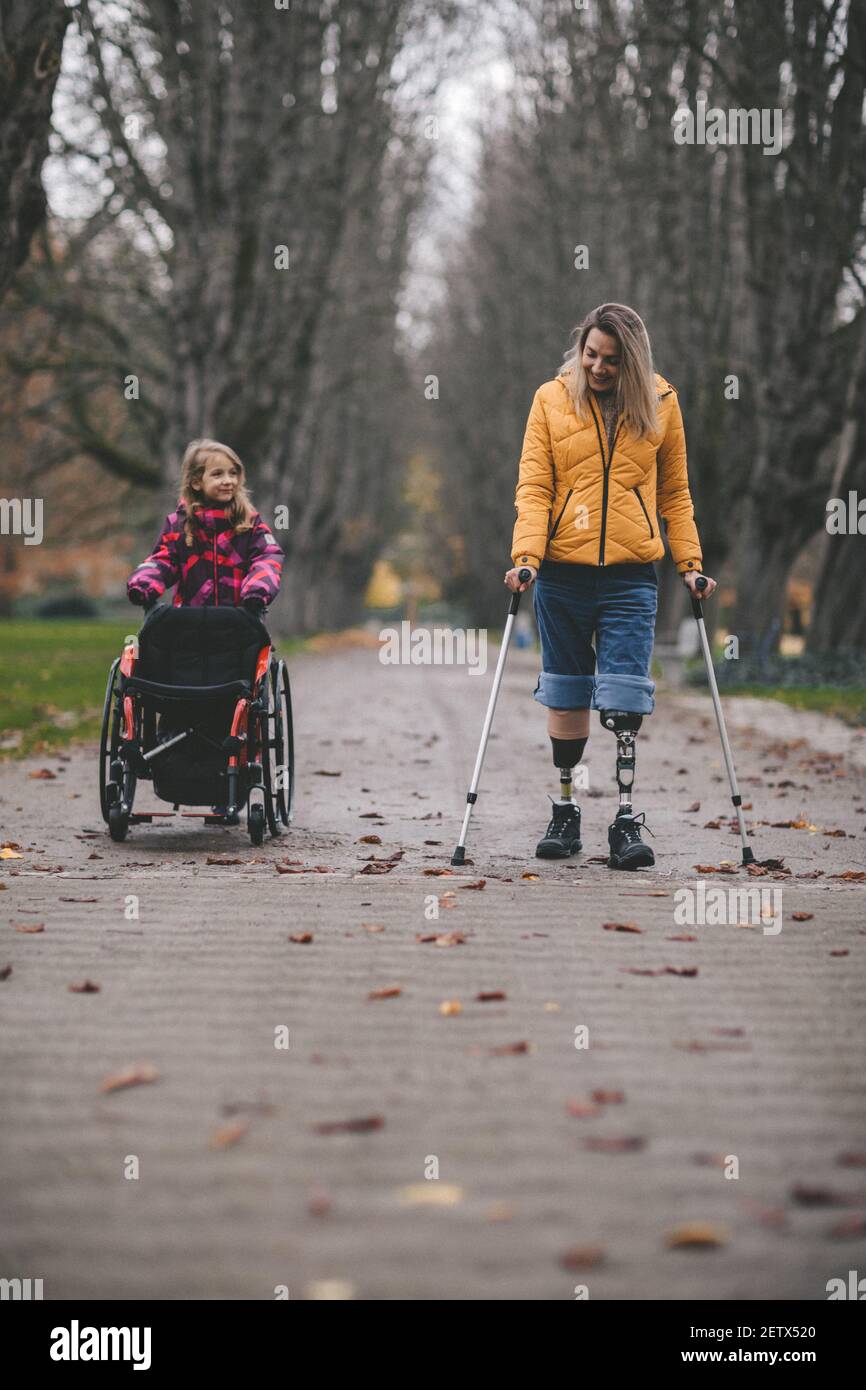 Mujer discapacitada sin piernas con su hija. Foto de stock