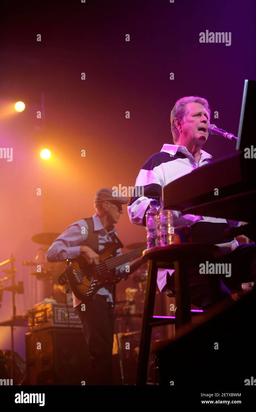 Brian Wilson, el músico, cantante, compositor y productor estadounidense que co-fundó The Beach Boys. Actuación en directo en el Festival Theatre de Edimburgo, Escocia. Foto de stock