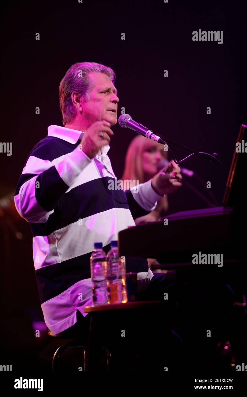 Brian Wilson, el músico, cantante, compositor y productor estadounidense que co-fundó The Beach Boys. Actuación en directo en el Festival Theatre de Edimburgo, Escocia. Foto de stock