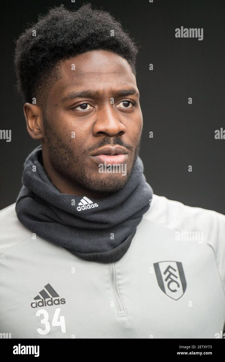 LONDRES, INGLATERRA - FEBRERO 28: Ola Aina de Fulham usa máscara adidas durante el partido de la Premier League entre Crystal Palace y Fulham en Selhurst Foto de stock