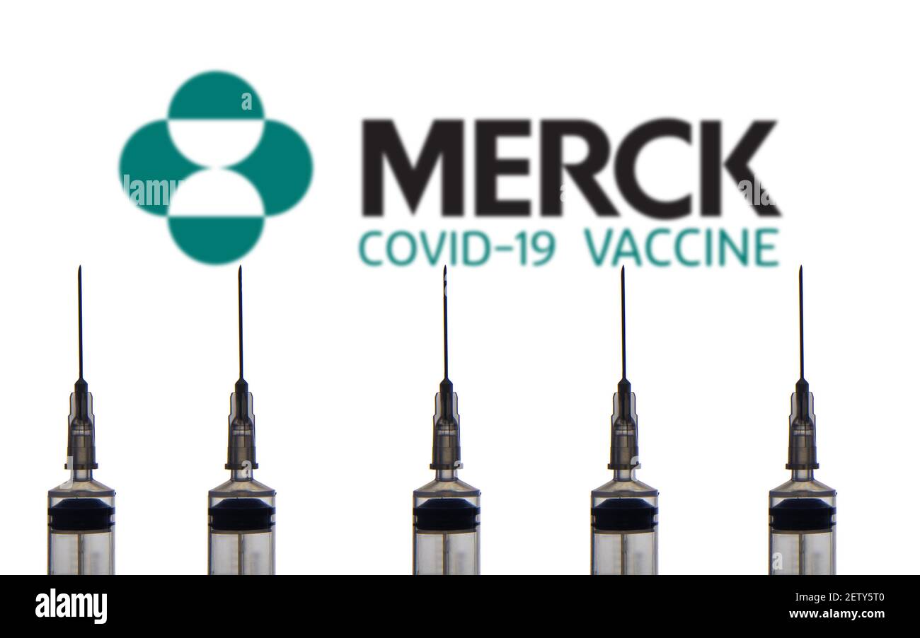 Katmandú, Nepal - Marzo 2 2021: Jeringa o inyecciones contra el logotipo de Merck y Co en una pantalla de computadora. Concepto de vacuna COVID-19. Foto de stock
