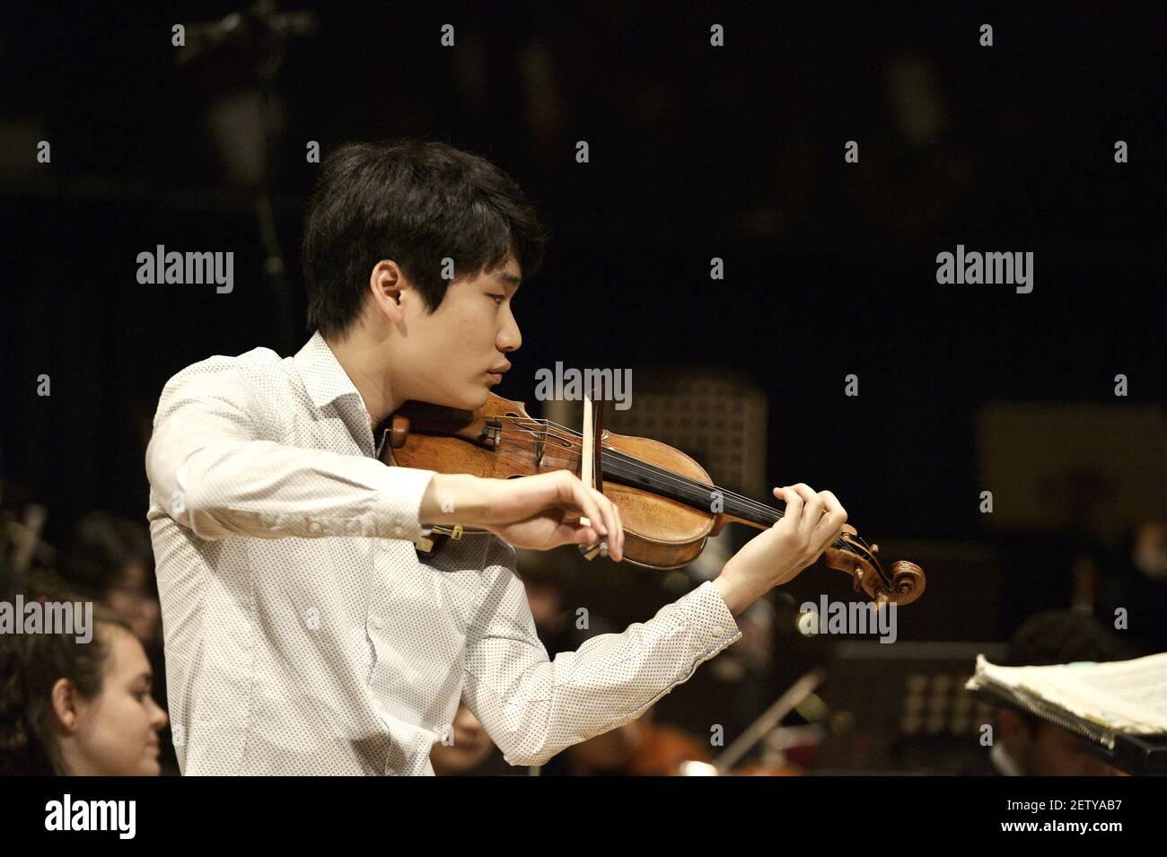 BUENOS AIRES, ARGENTINA -- el violinista de conciertos en Mo Yang actúa con  la Orquesta Juvenil Filarmónica de Boston y el director Benjamin Zander en  gira por Sudamérica, el 13-29 2017 de