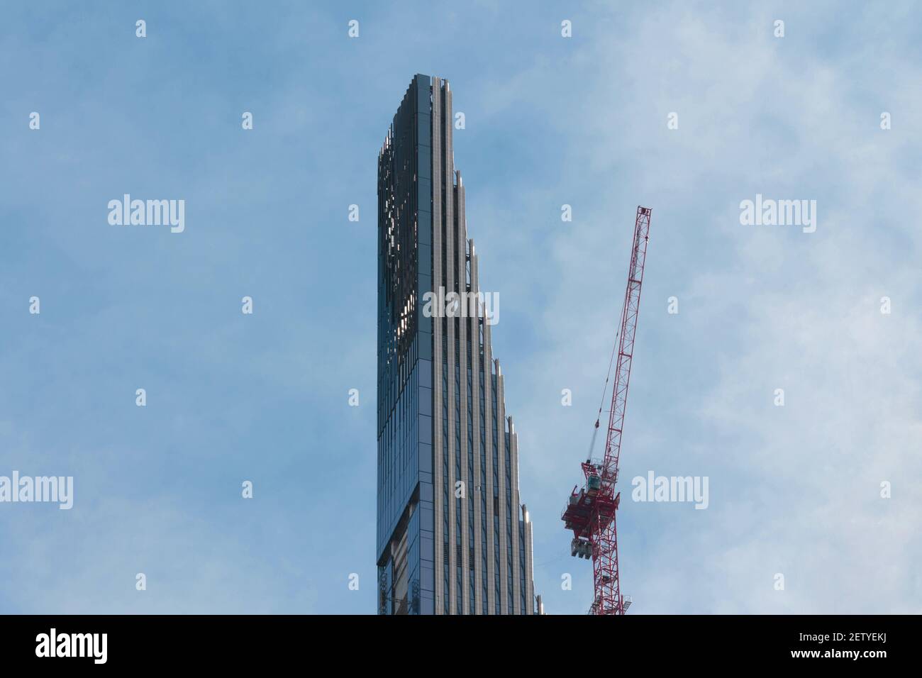 Arriba de la calle 111 oeste 57th, también llamada Steinway Tower, un rascacielos residencial superalto en construcción en Billionaire's Row en Manhattan Foto de stock