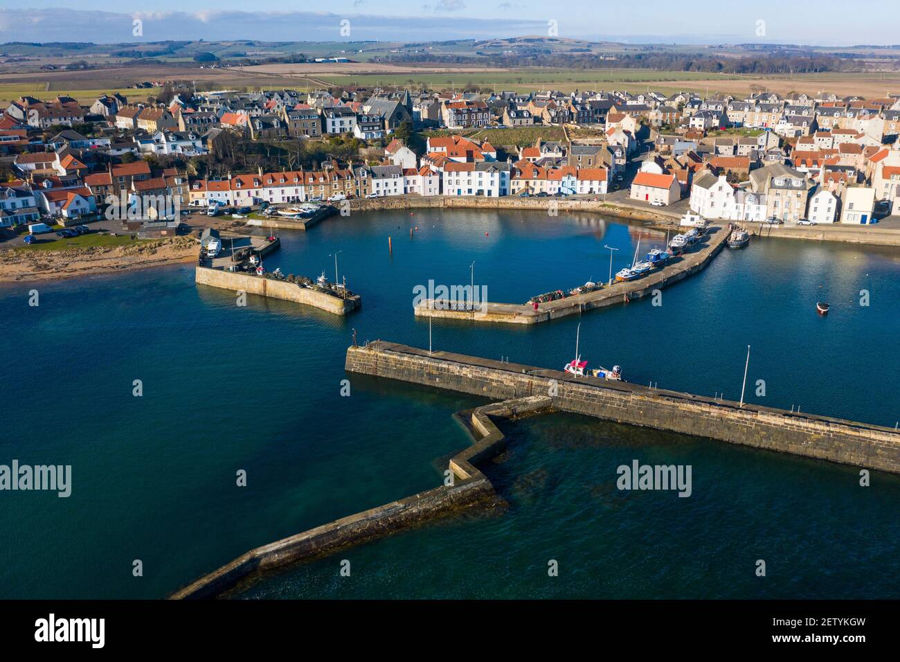 Vista aérea desde el drone del puerto en el pueblo pesquero de St Monans en East Neuk de Fife, Escocia, Reino Unido Foto de stock