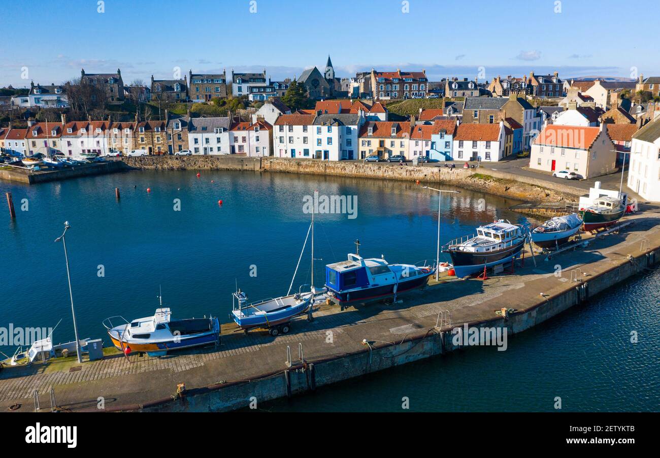 Vista aérea desde el drone del puerto en el pueblo pesquero de St Monans en East Neuk de Fife, Escocia, Reino Unido Foto de stock