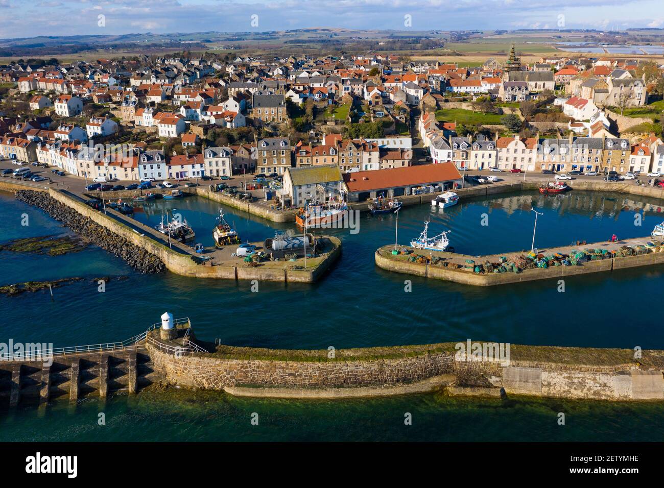 Vista aérea desde el drone del puerto en el pueblo pesquero de Pittenweem en East Neuk de Fife, Escocia, Reino Unido Foto de stock