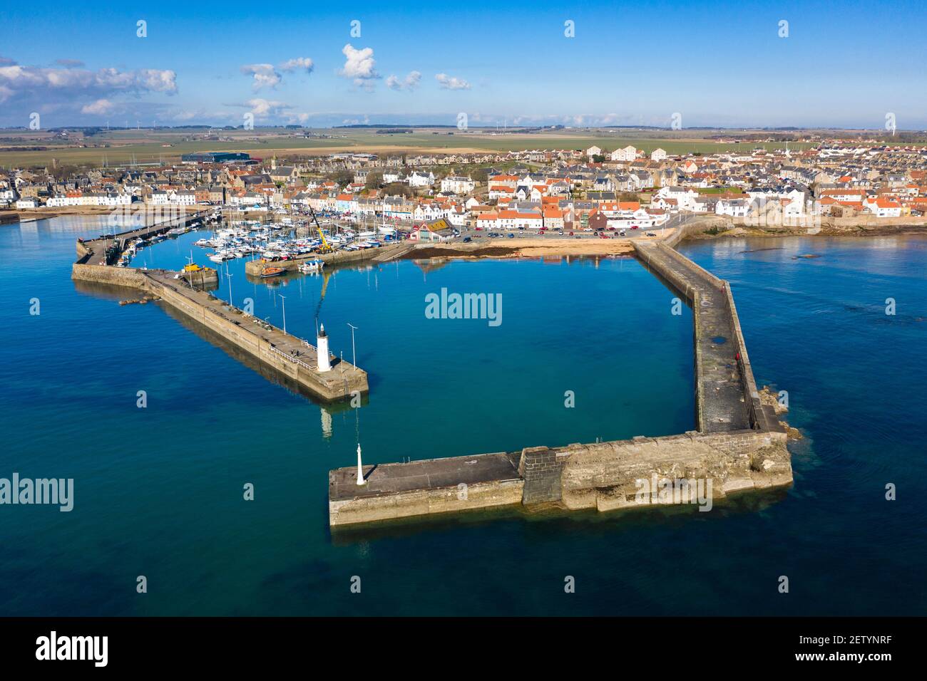 Vista aérea desde el puerto de la aldea de pescadores Anstruther en East Neuk de Fife, Escocia, Reino Unido Foto de stock
