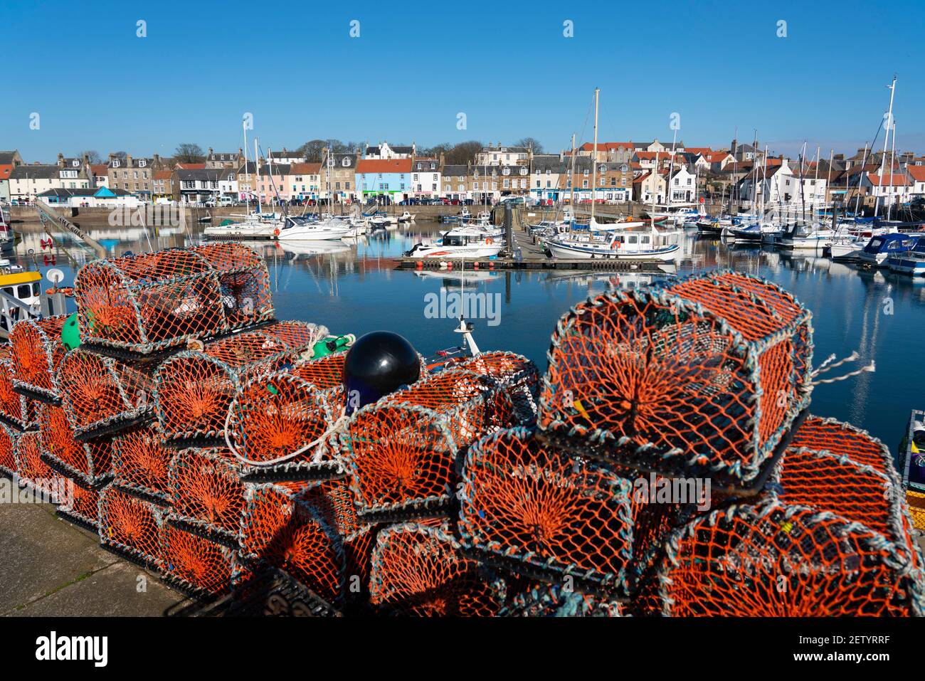 Muelle y puerto en el pueblo pesquero de Anstruther en East Neuk de Fife, Escocia, Reino Unido Foto de stock