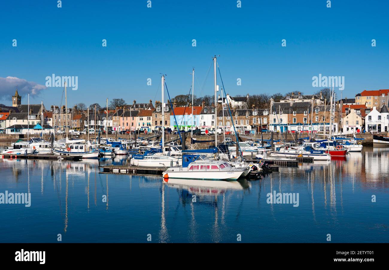 Frente al mar y veleros en el puerto de la aldea de pescadores Anstruther en East Neuk de Fife, Escocia, Reino Unido Foto de stock