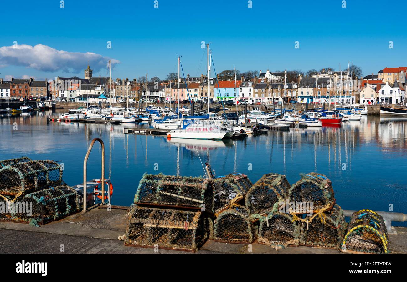 Muelle y puerto en el pueblo pesquero de Anstruther en East Neuk de Fife, Escocia, Reino Unido Foto de stock