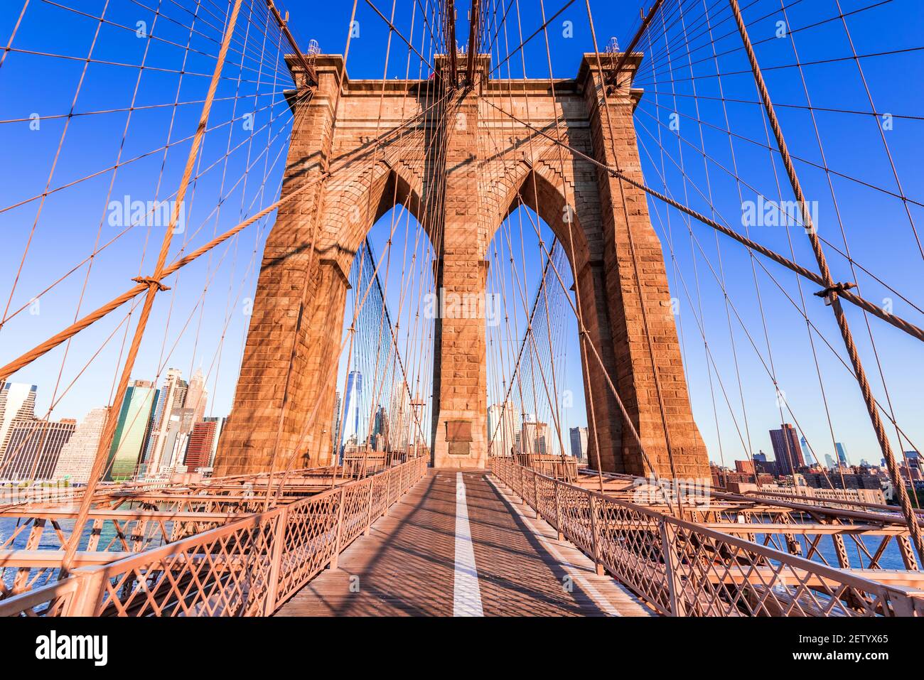 Nueva York, Estados Unidos de América. Salida del puente de Brooklyn en la ciudad de Nueva York, Manhattan, EE.UU. Foto de stock