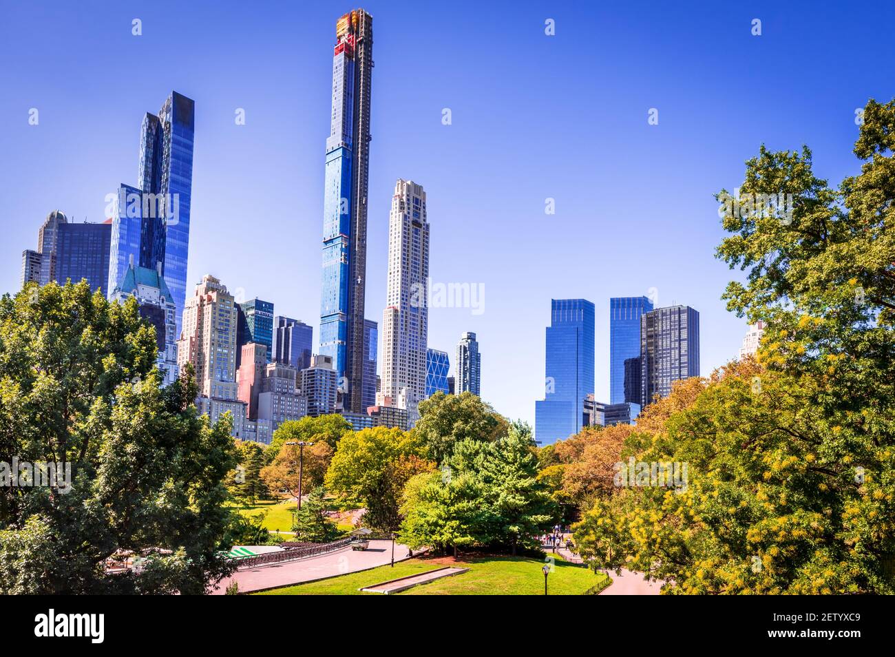 Central Park Otoño y rascacielos en el centro de Manhattan Nueva York, Estados Unidos de América Foto de stock
