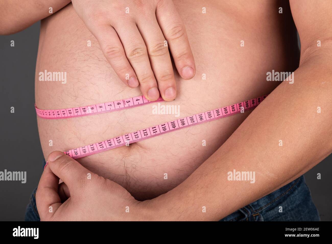 Grasa vientre con obesidad medida con un centímetro Foto de stock