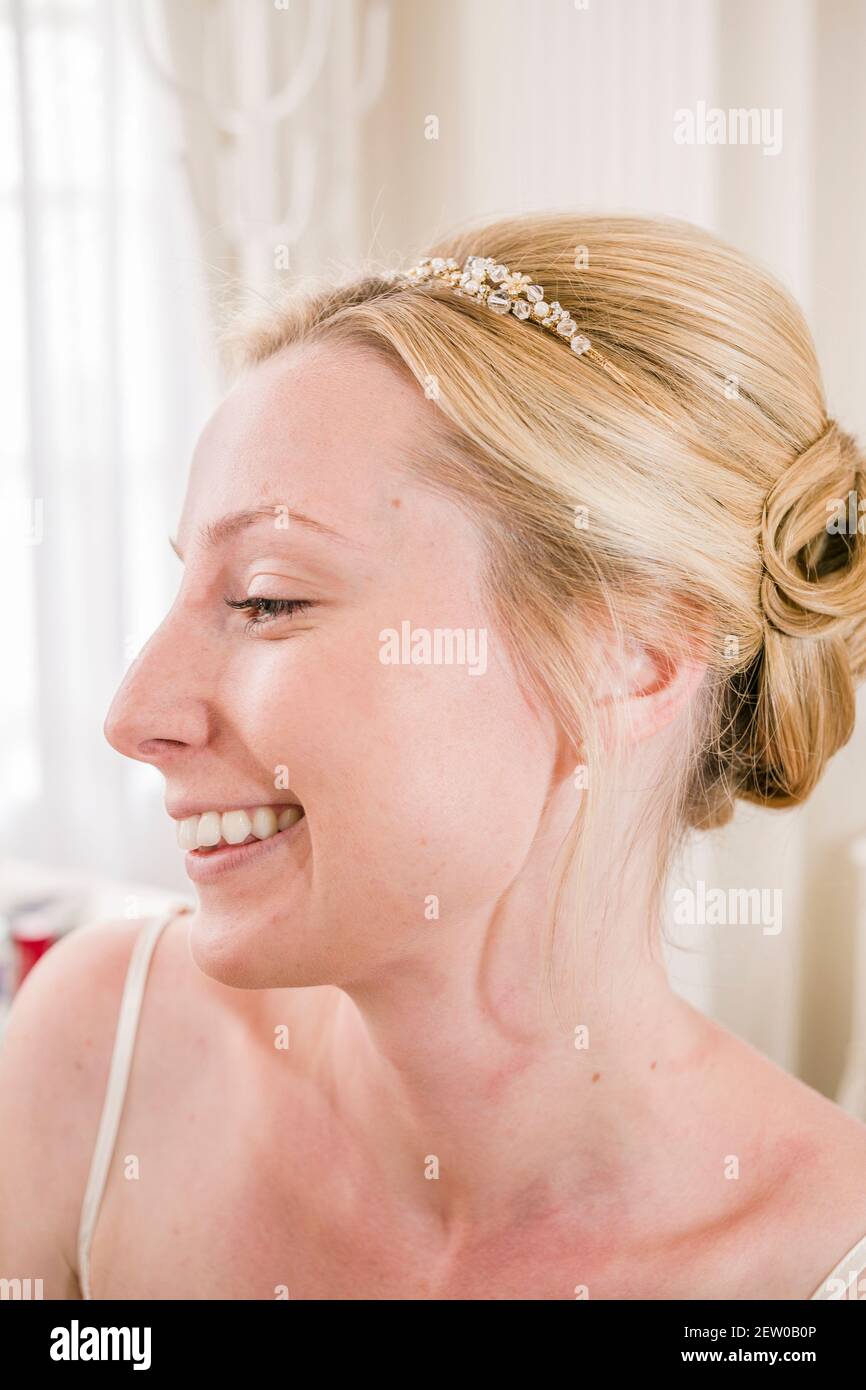 Novia sonriendo el día de su boda antes de la ceremonia Foto de stock