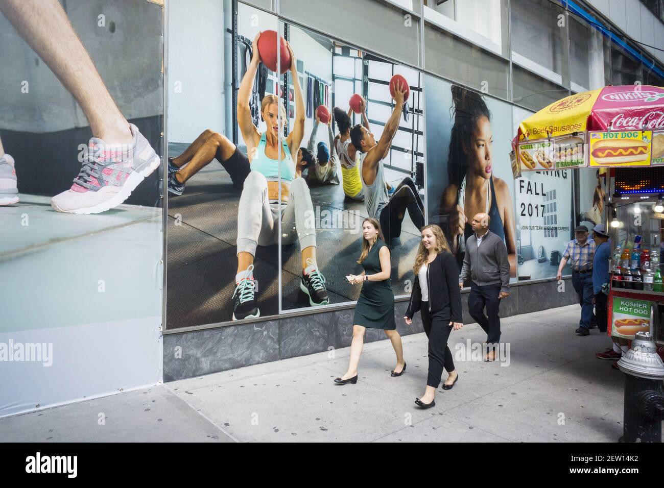 Fotografías coloridas decoran la tienda de Asics en construcción en la  Quinta Avenida en Nueva York el jueves, 3 de agosto de 2017. El tramo de la  Quinta Avenida en Midtown se