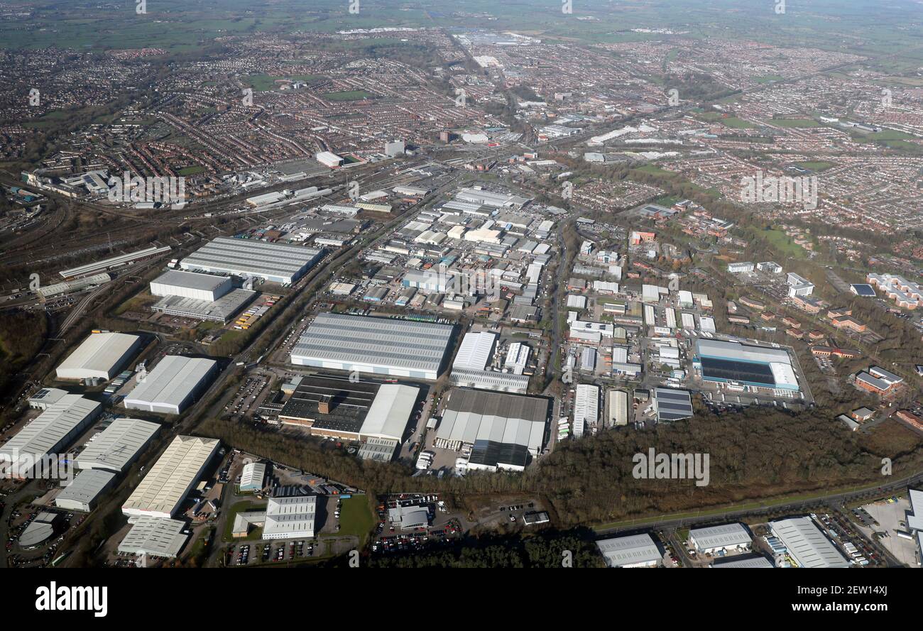 Vista aérea de Crewe en Cheshire, vista desde el este mirando al otro lado de la Puerta, Crewe Gates Industrial Estate en el foregorund Foto de stock