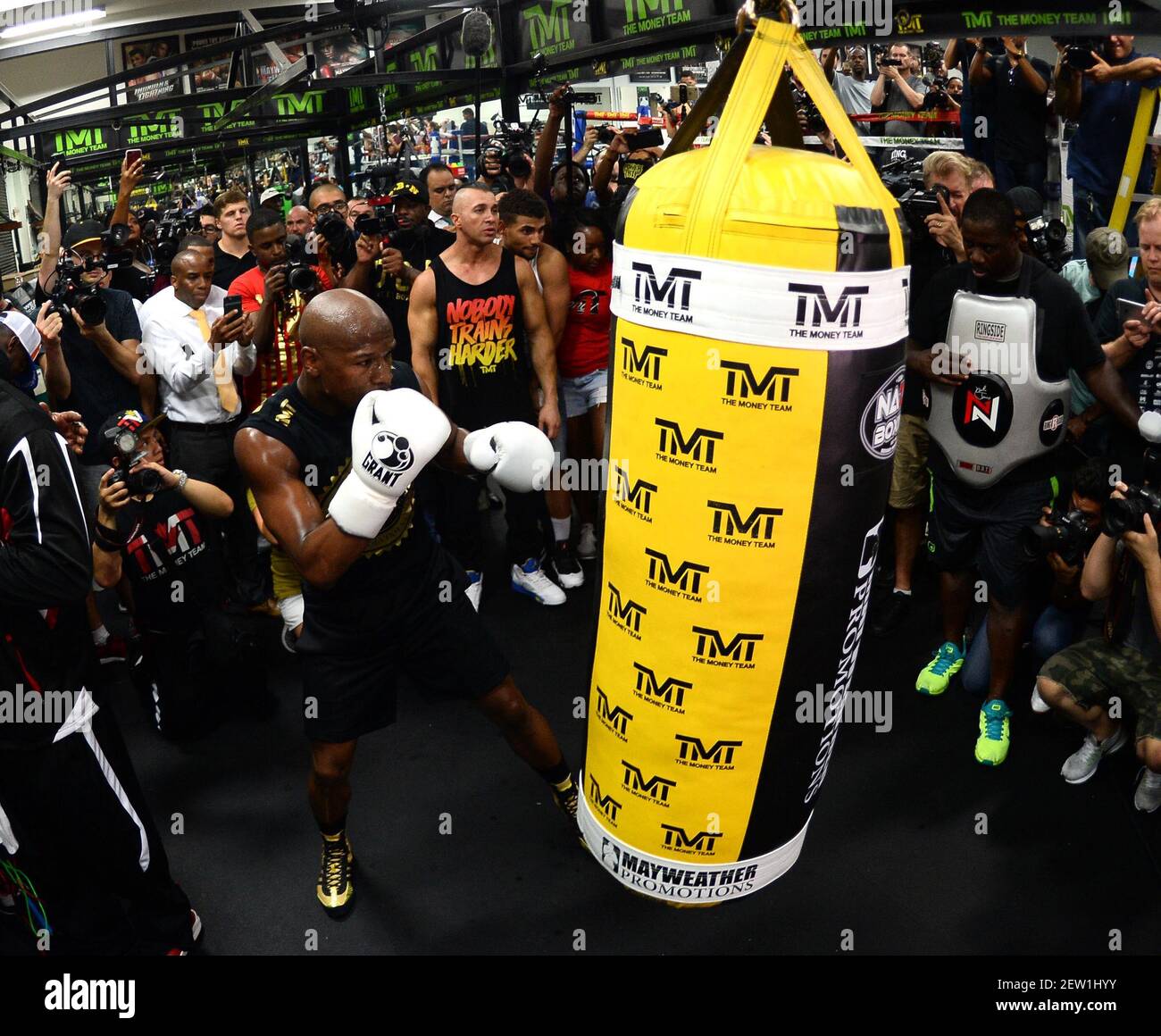 10 de agosto de 2017; las Vegas, NV, EE.UU.; Floyd Mayweather Jr. Golpea  una bolsa pesada durante un entrenamiento en los medios de comunicación en  preparación para su lucha contra el Conor