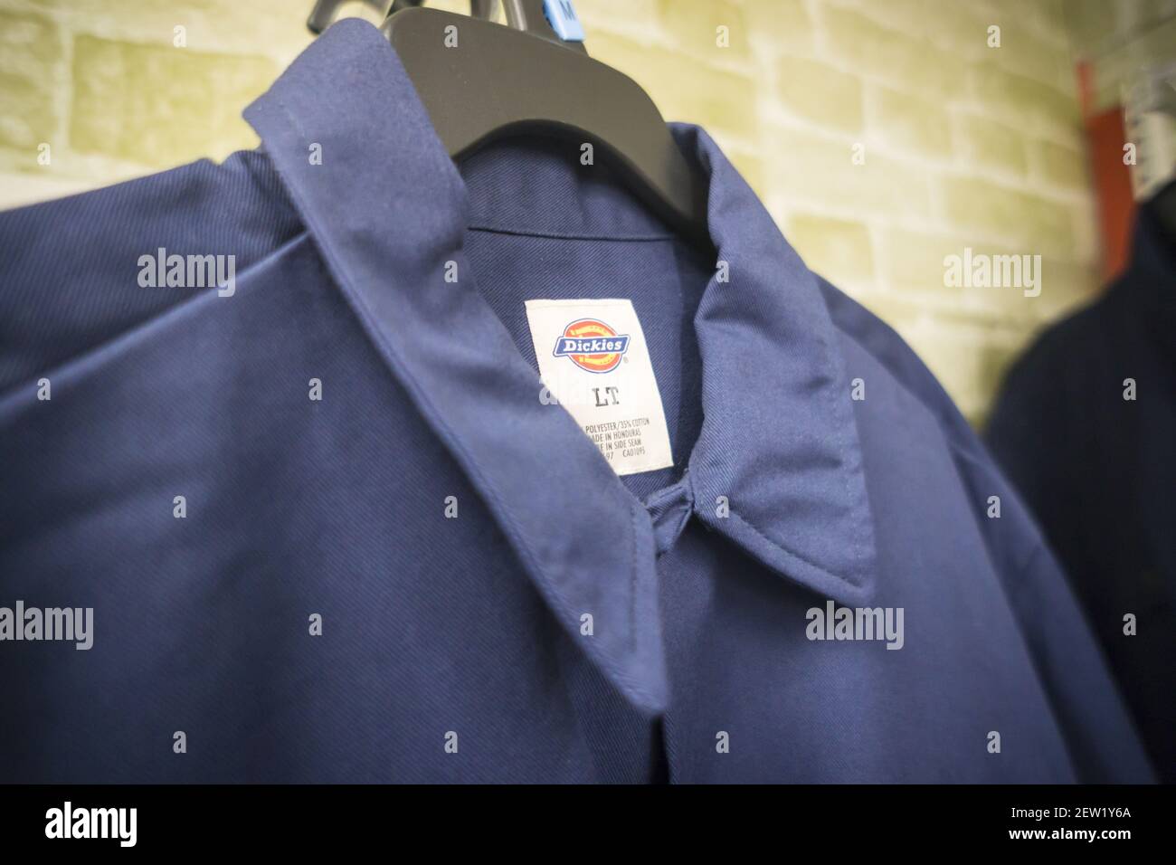 Una selección de ropa de trabajo de la Marca Dickies en una tienda en Nueva  York el lunes, 14 de agosto de 2017. VF Corp., el dueño de North Face,  Timberland y