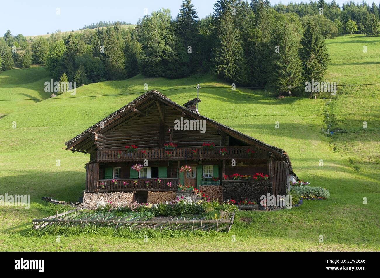 Suiza, Cantón de Valais, Morgins, chalet tradicional Foto de stock