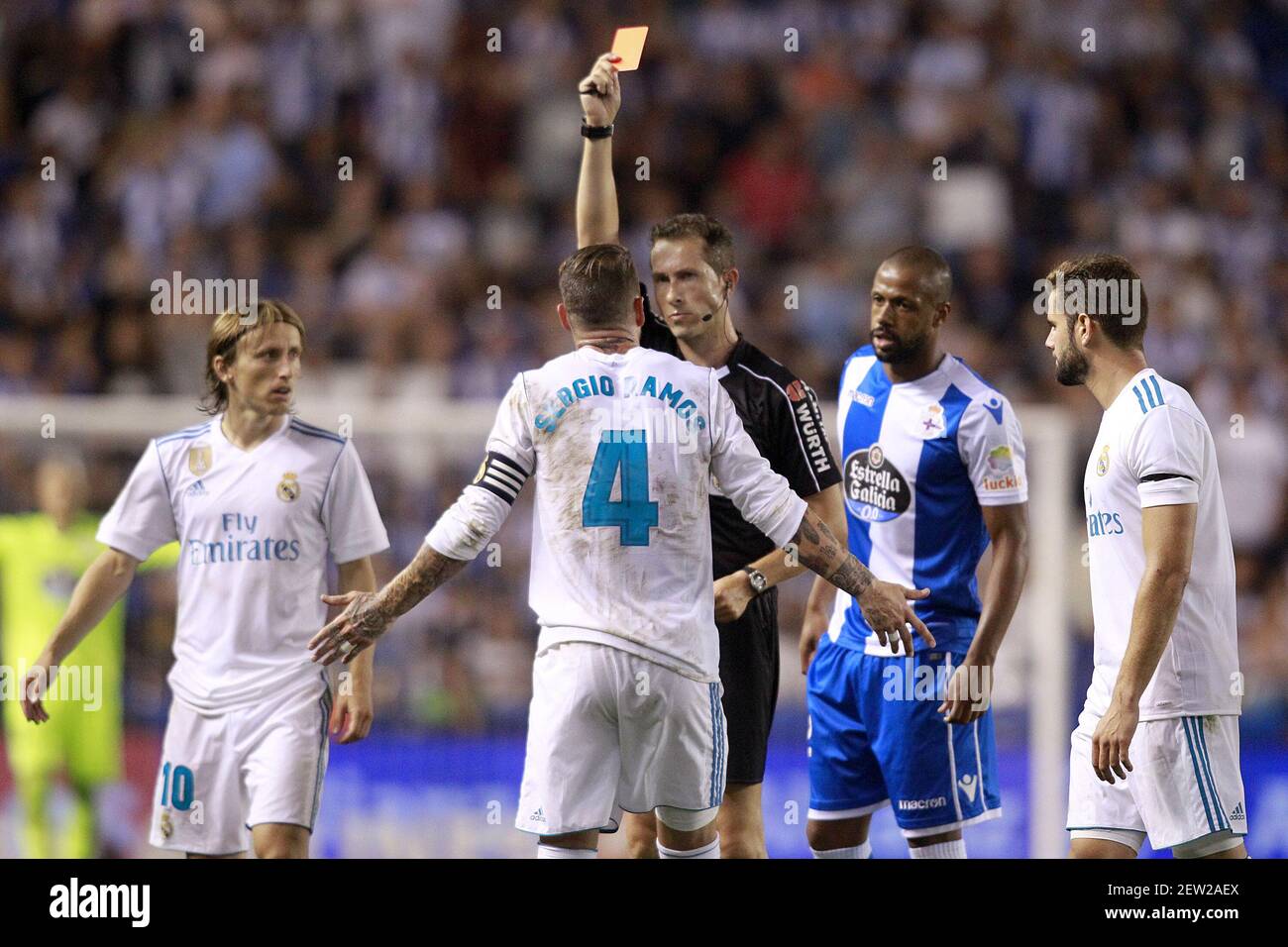 El árbitro español José Luis González González muestra una tarjeta roja a  Sergio Ramos del Real Madrid durante el partido de la Liga entre Deportivo  de la Coruña y Real Madrid el