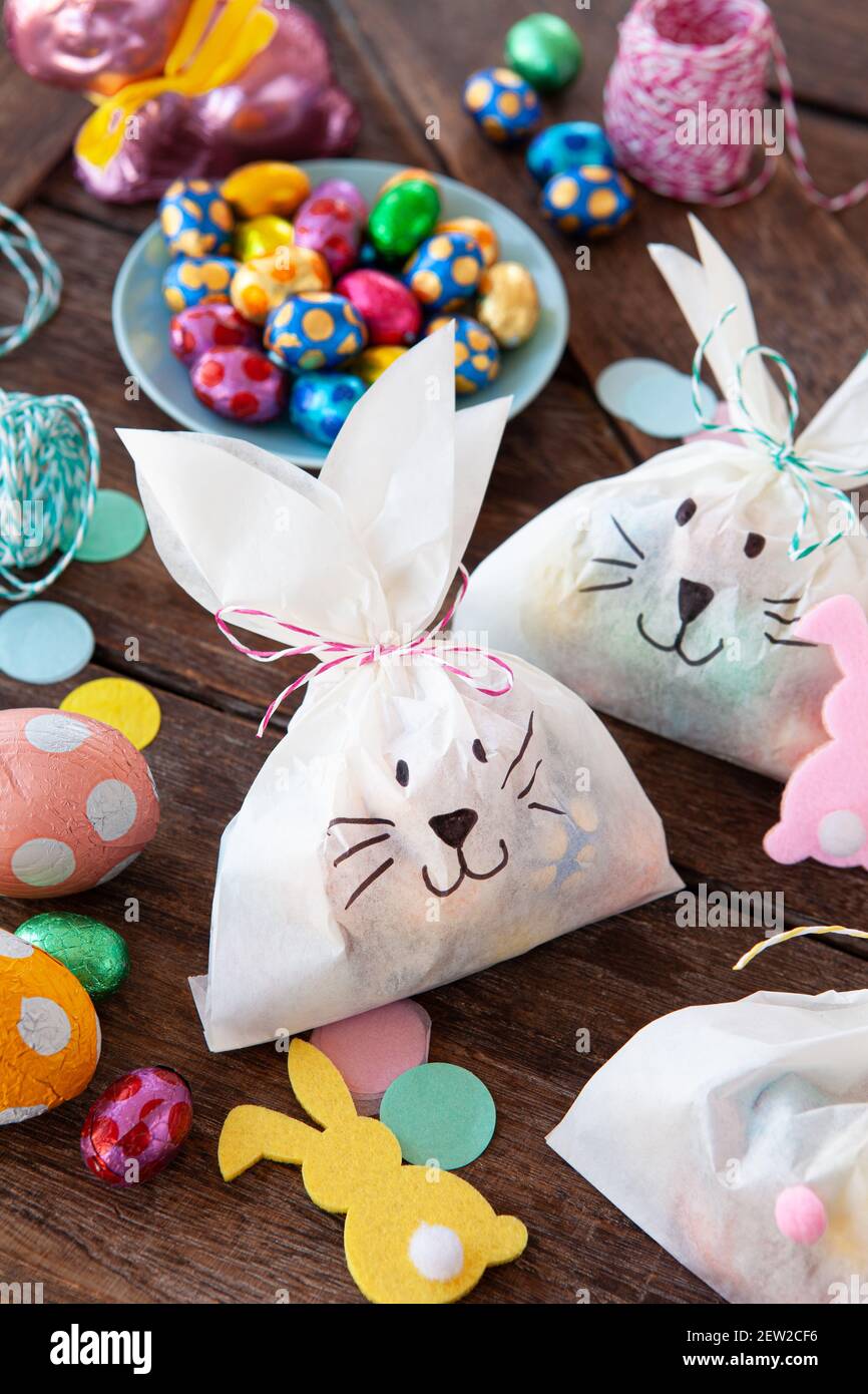 Pequeñas bolsas de regalo con coloridos huevos de chocolate para Semana  Santa Fotografía de stock - Alamy