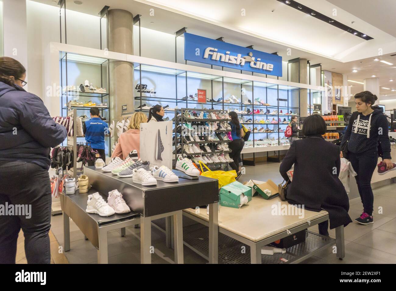The Finish Line boutique en el departamento de zapatos en la tienda  insignia de Macy's Herald Square en Nueva York el lunes 8 de mayo de 2017.  El minorista de calzado deportivo