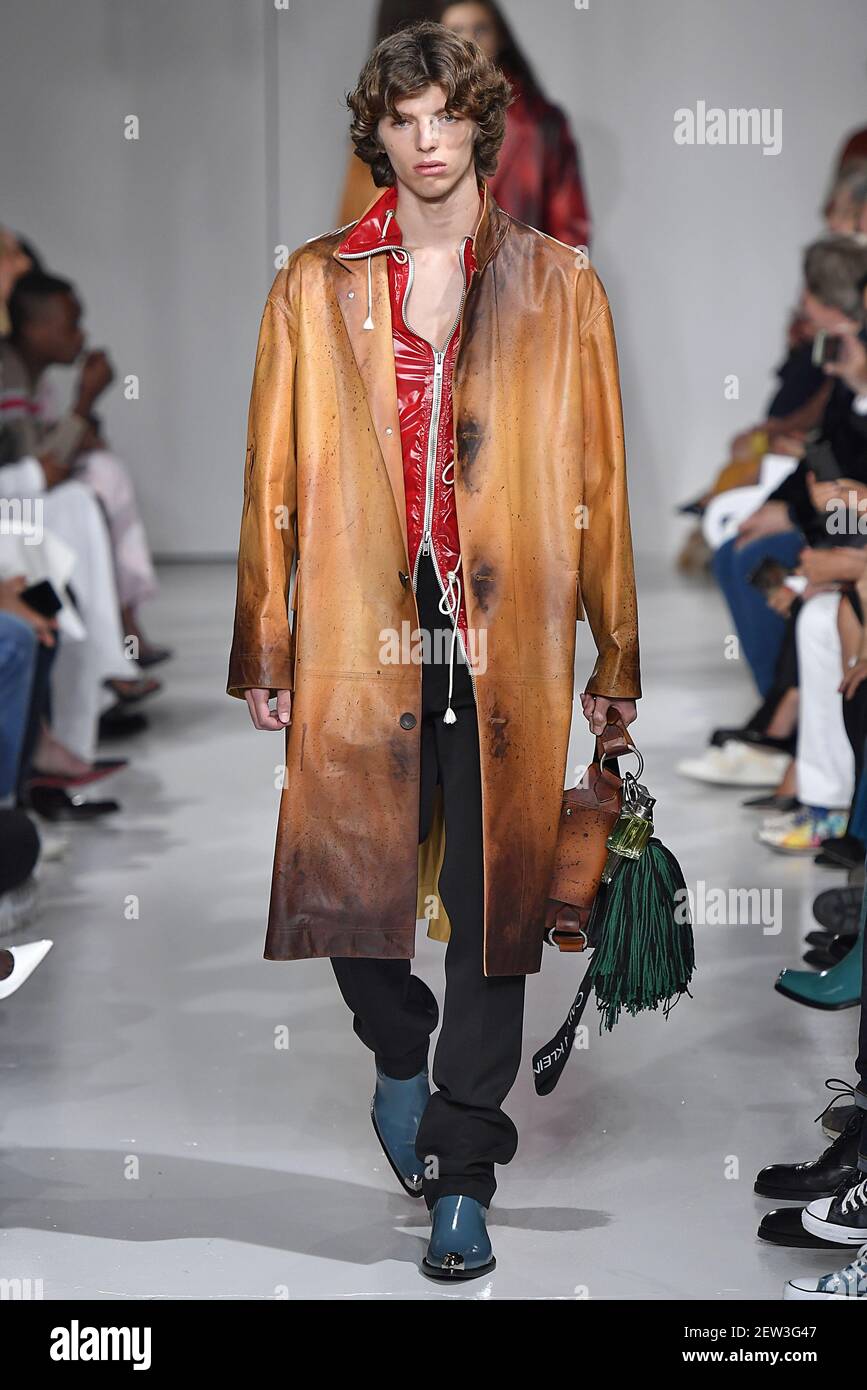 El modelo Fernando Albaladejo camina por la pista durante el show de moda  de Calvin Klein en la Semana de la Moda de Nueva York Primavera Verano 2018  celebrado en Nueva York,
