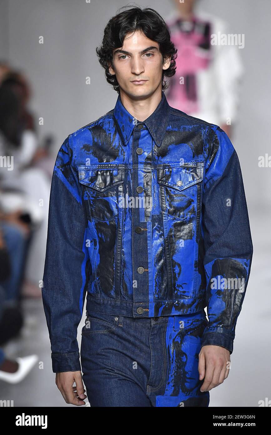 Dalset boxeo Escarchado Modelo Luca Lemaire camina en la pista durante el show de moda de Calvin  Klein en la Semana de la Moda de Nueva York Primavera Verano 2018 celebrado  en Nueva York, NY
