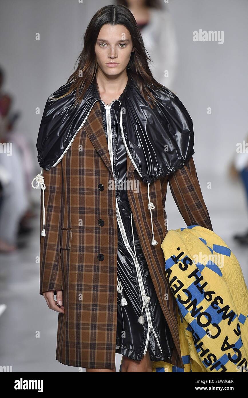 Modelo Leila Goldkuhl camina en la pista durante el show de moda de Calvin  Klein en la Semana de la Moda de Nueva York Primavera Verano 2018 celebrado  en Nueva York, NY