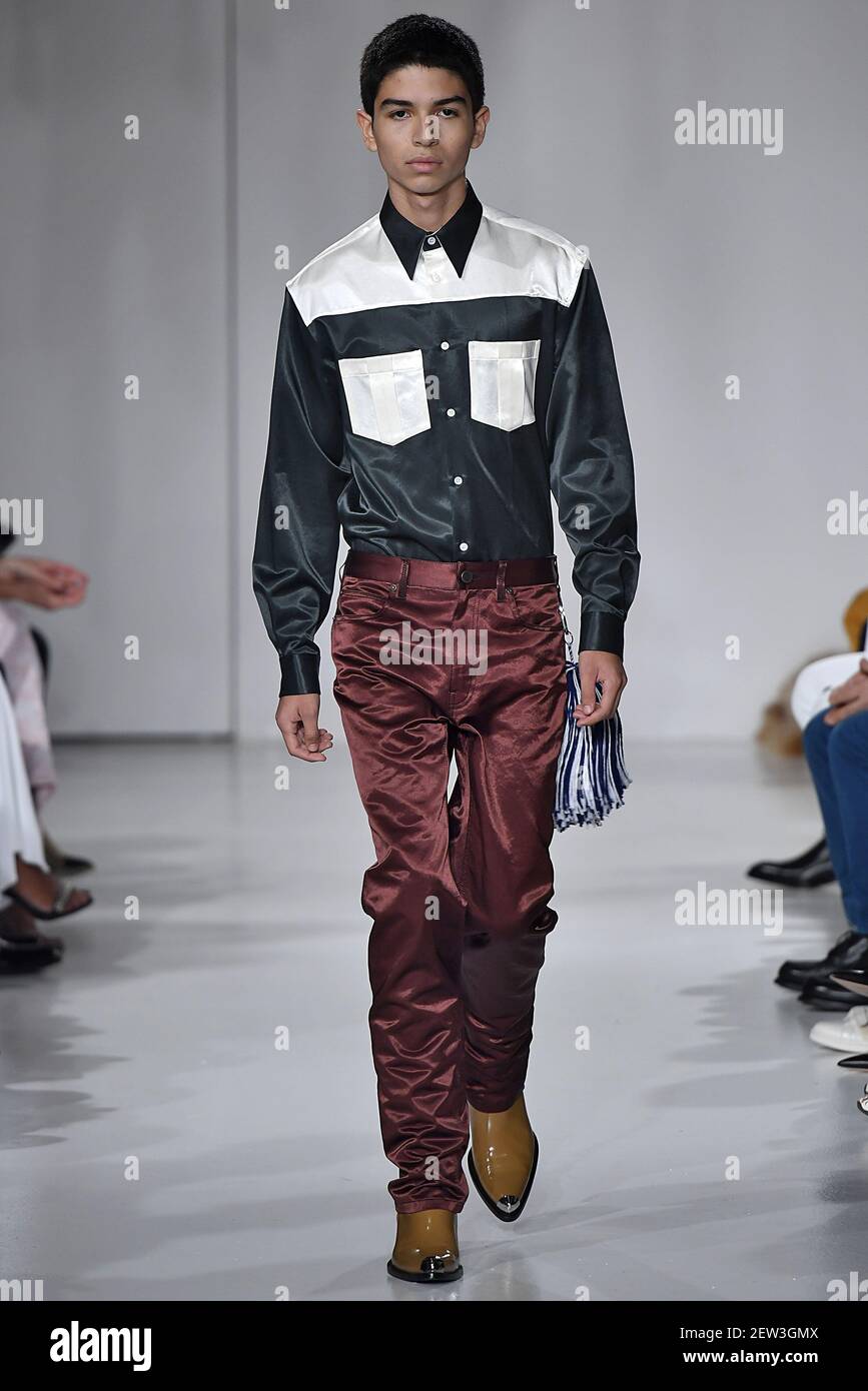 El modelo Ernesto Cervantes camina en la pista durante el show de moda de Calvin  Klein en la Semana de la Moda de Nueva York Primavera Verano 2018 celebrado  en Nueva York,