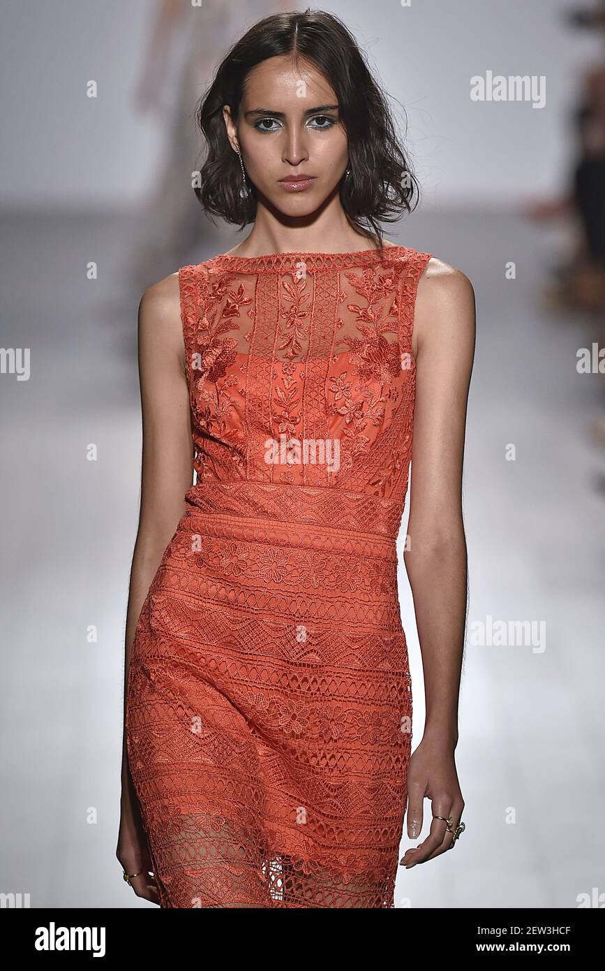 El modelo Nastya Lupey camina la pista durante el espectáculo de moda Tadashi Shoji en la Semana de la Moda de Nueva York Primavera Verano 2018 en NY