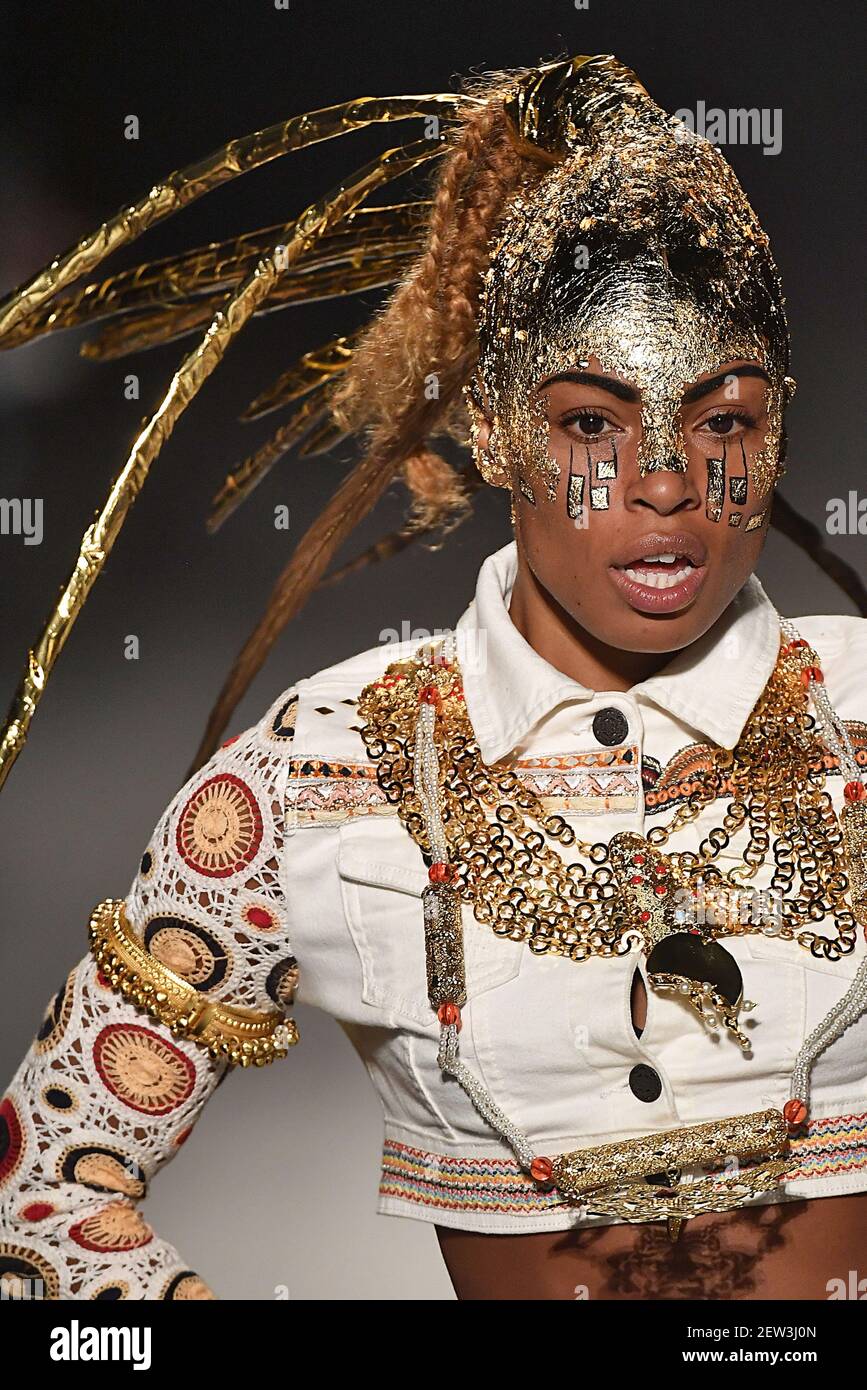 Detalles, accesorios, zapatos y bolsos en la pista durante el Desigual  Fashion show en New York Fashion Week Primavera Verano 2018 celebrado en  Nueva York, NY el 7 de septiembre de 2017. (